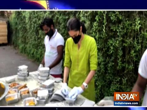 TV actress Rishina Kandhari prepares food packets for needy amid lockdwon
