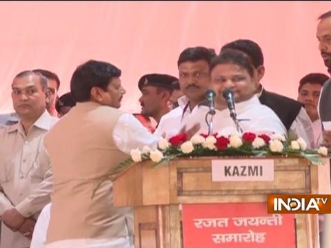 Annoyed by Javed Abidi speech, Shivpal Yadav removes him from stage