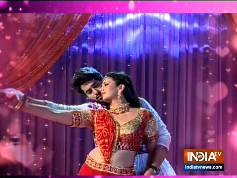 Raghu and Dhanak rejoice in their Marathi and Gujrati sangeet ceremony in Gathbandhan