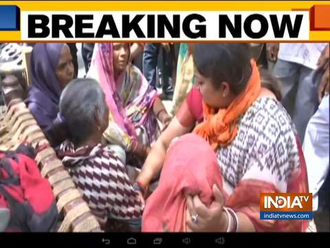 Smriti Irani helps people running a handpump to extinguish fire in Amethi