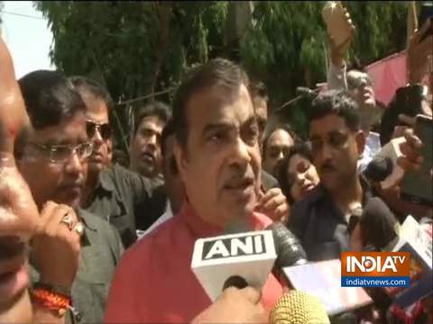 Union Minister Nitin Gadkari cast his vote in Nagpur parliamentary constituency