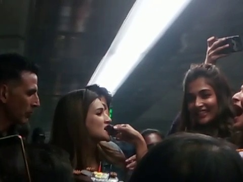 Pooja Hegde cuts cake with Housefull 4 team