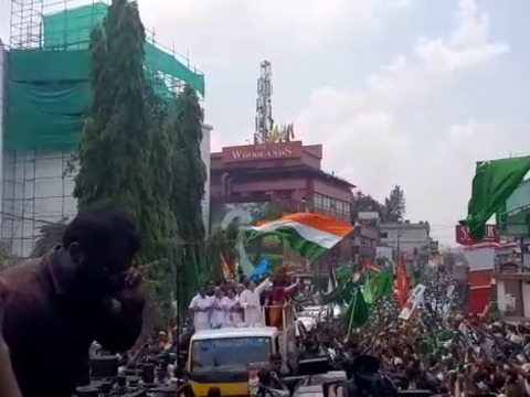 Crowd goes into a frenzy at Rahul Gandhi's roadshow in Wayanad | Watch