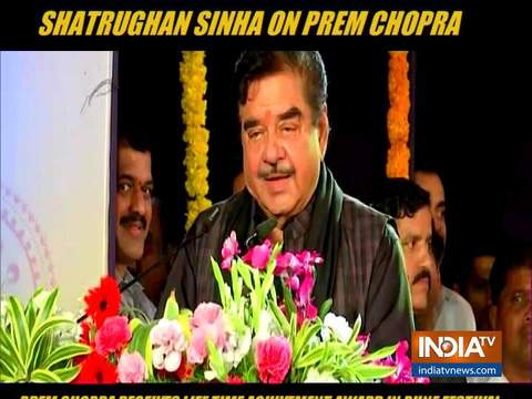 Shatrughan Sinha honours Prem Chopra with Lifetime Achievement