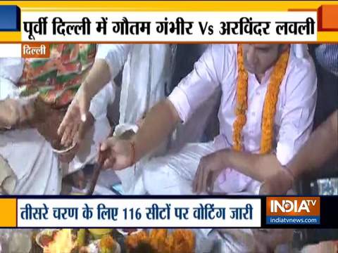 Delhi: BJP candidate Gautam Gambhir offers prayers before filing nomination