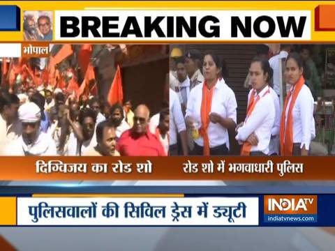 Police Personnel don saffron scarves at Digvijaya Singh-Computer Baba's roadshow in Bhopal