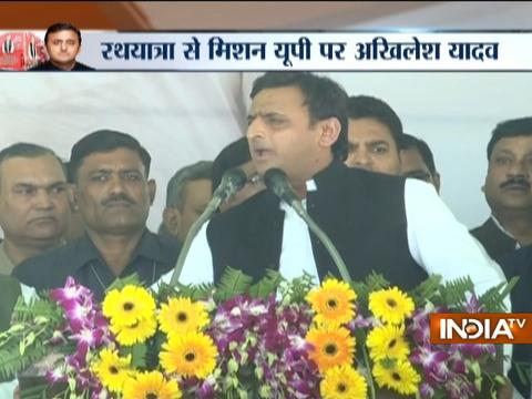 Mulayam flags off CM Akhilesh’s ‘Vikas Rath Yatra’, Shivpal attends event