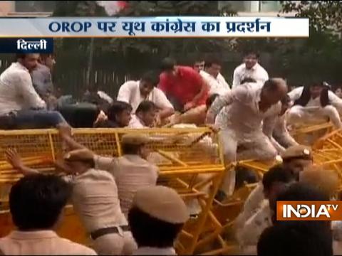 Delhi: Youth congress workers protest against Central Government at Jantar Mantar