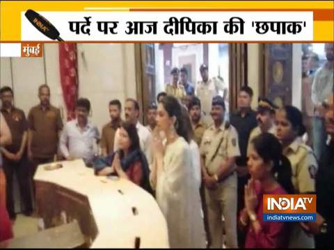 Deepika Padukone offers prayers at Mumbai's Siddhivinayak Temple