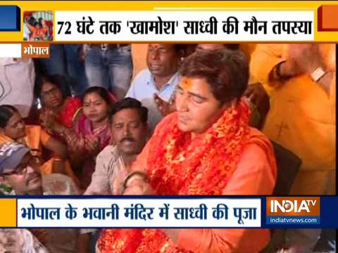 Sadhvi Pragya offers prayer at Bhawani Mandir in Bhopal amid ban by EC