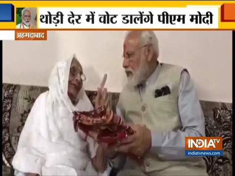 Lok Sabha Election 2019: PM Modi meets mother to seek blessings before casting vote