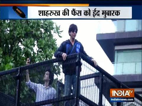 SRK wishes fans Eid Mubarak outside Mannat