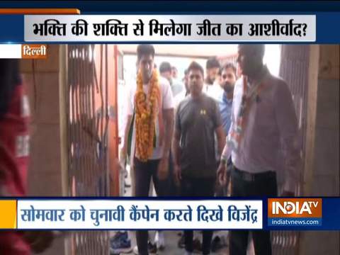 Congress candidate Vijender Singh prays at Mahadev temple in Delhi