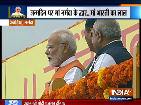 Gujarat: Prime Minister Narendra Modi offers prayers at Sardar Sarovar Dam