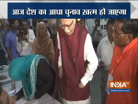 Gujarat: LK Advani casts his vote at a polling booth at Shahpur Hindi School in Ahmedabad