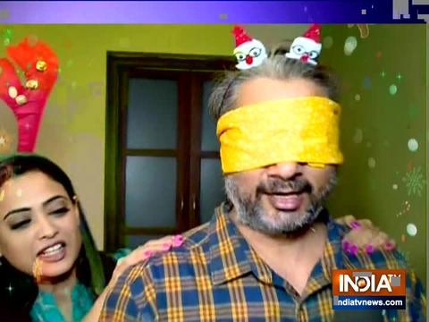 Blindfolded Varun Badola decorates Christmas Tree