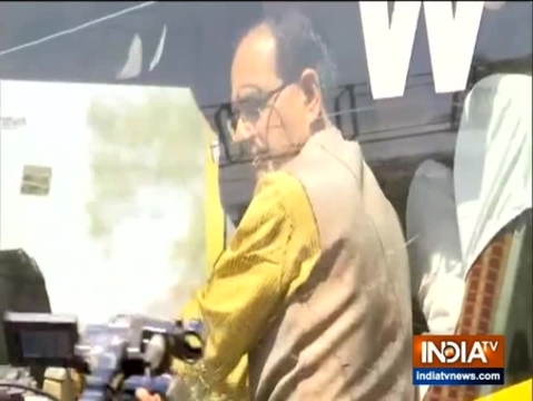 Shivraj singh chauhan reaches Raj Bhavan to meet Governor