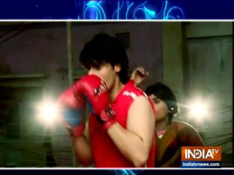 Panchan, Murari of serial Jijaji Chhat Per Hain fight it out in a boxing match.