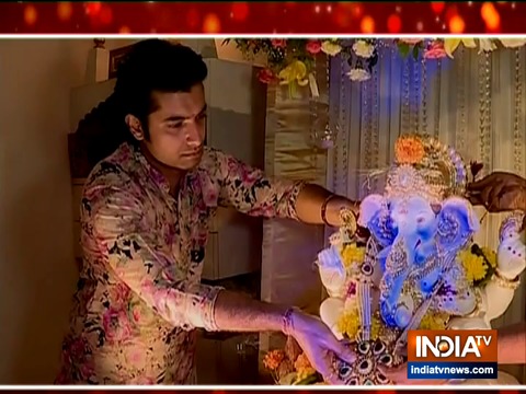 Sharad Kelkar welcomes Lord Ganpati with wife Keerti