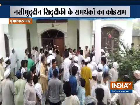 Congress supporters fight for Biryani during Nasimuddin Siddiqui's election campaign in Bijnor