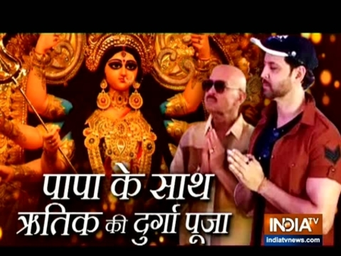 Hrithik Roshan visits Durga Pujo pandal with father Rakesh Roshan