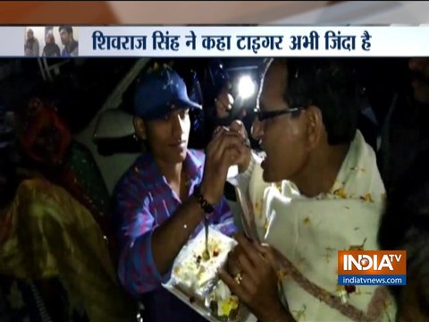 Former CM Shivraj Singh Chauhan joins birthday celebrations of a kid in MP, watch video