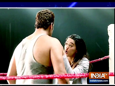 Why is Zaroon fighting it out hard in the fighting ring in Sufiana Pyaar Mera