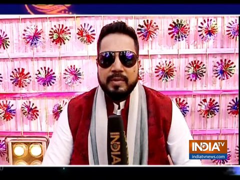 Mika Singh celebrates Holi at Raghu's Chawl