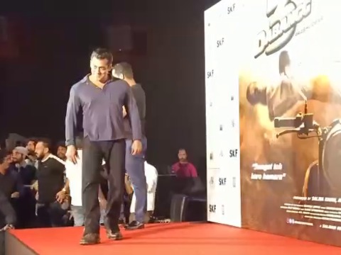 Salman Khan's dynamic entry at Dabangg 3 trailer launch